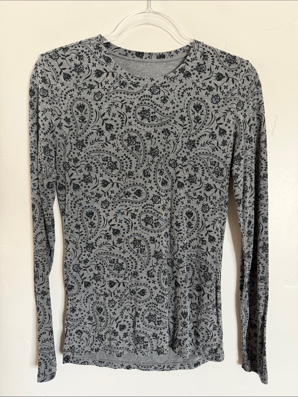 Cuddl Duds Gray Paisley Long Sleeve Tee